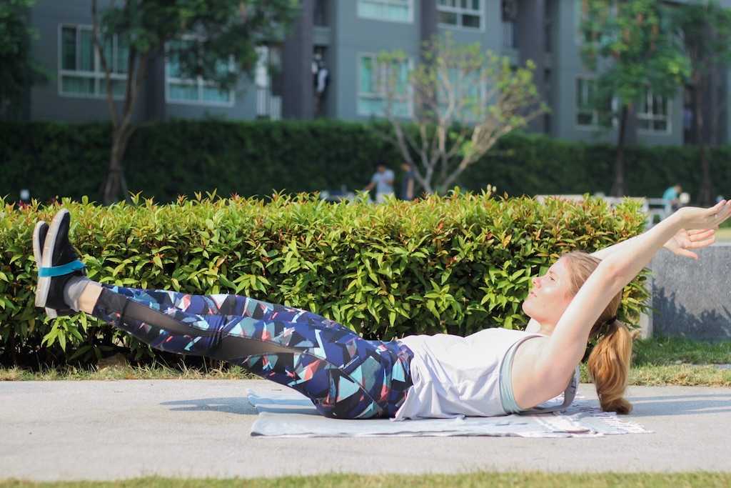 Core Exercises Crunch with Resistance Band Pull 1